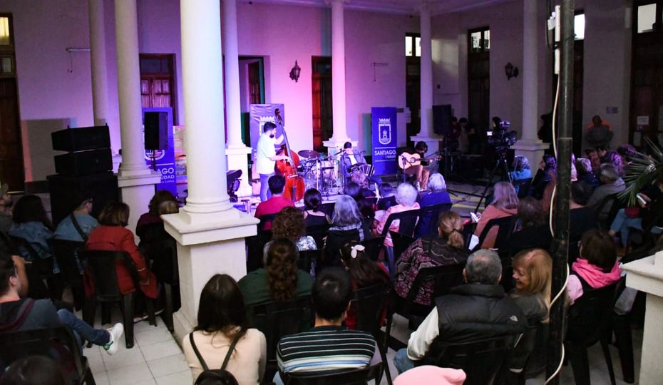 La Municipalidad abrió el ciclo “Toda la música” ante un público que ocupó su patio central