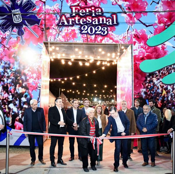 El gobernador Zamora y la intendente Fuentes inauguraron la Feria Artesanal 2023