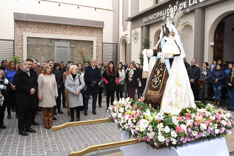 La intendente Fuentes encabezó el recibimiento de la Virgen del Carmen en la sede la Municipalidad