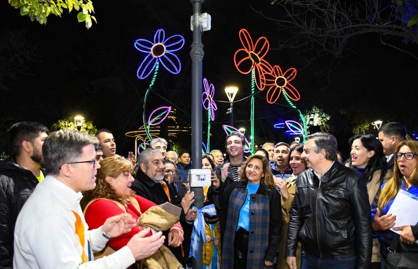 Se realizó el encendido de luces ornamentales de plaza Libertad y alrededores por el aniversario de la ciudad