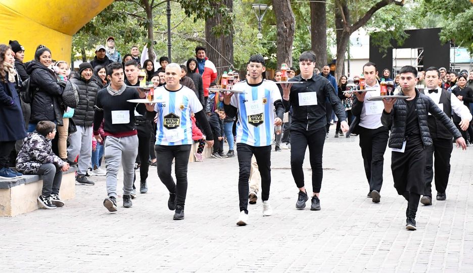 Se realizo la carrera de mozos y camareras en plaza Libertad como parte de las celebraciones por el aniversario de la ciudad