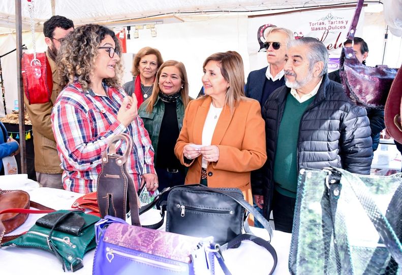 La intendente Fuentes visitó la feria artesanal donde destacó la masiva concurrencia y el éxito de los emprendedores