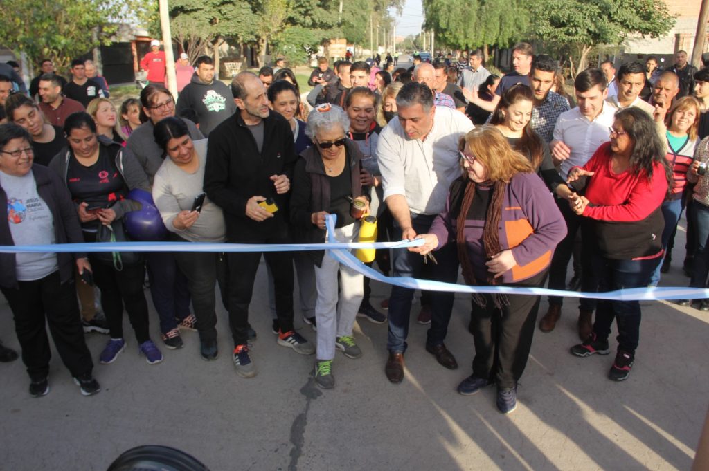 El intendente Roger Nediani inauguró una nueva obra de pavimentación en La Banda 