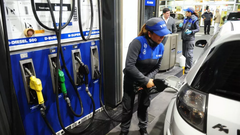 Postergan hasta noviembre el incremento de impuestos que afectan el precio de los combustibles