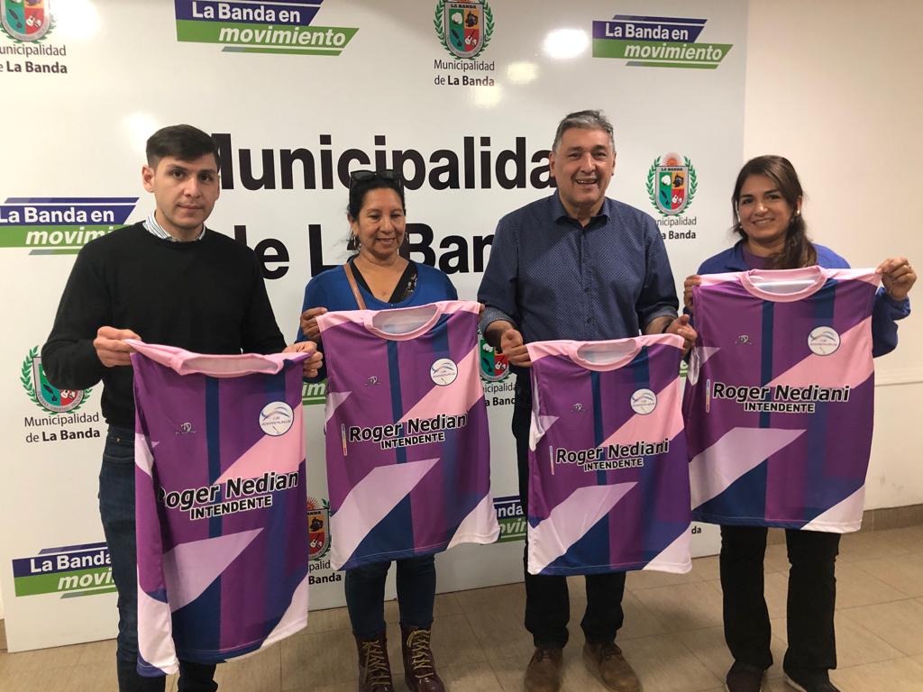 Nediani entregó indumentaria deportiva a la cooperativa de Hockey “Las aeroportuarias”