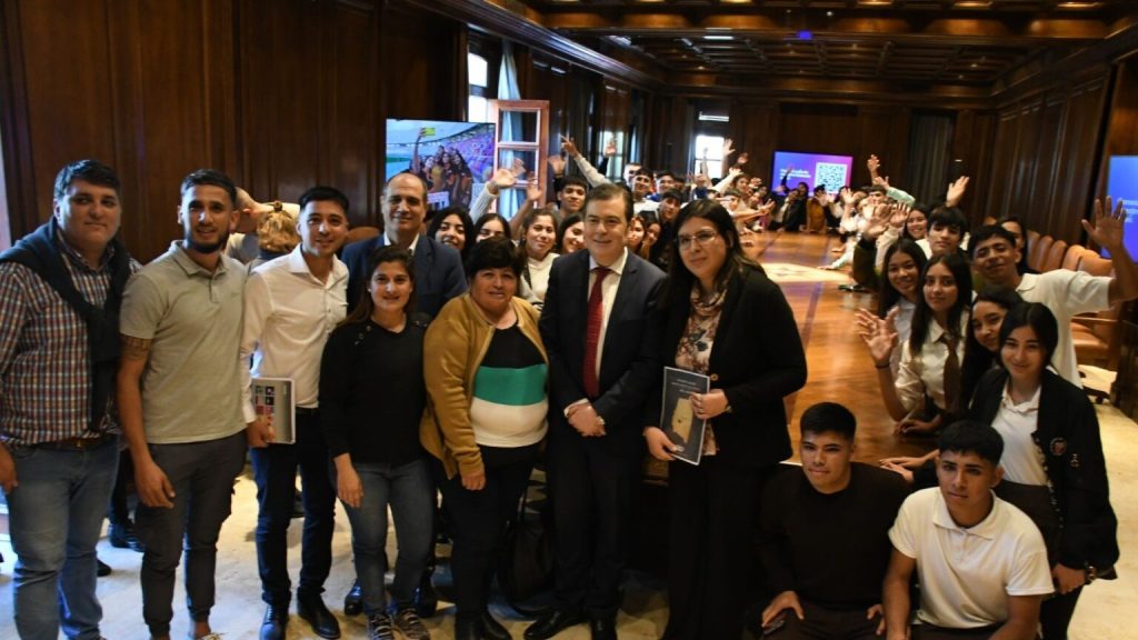 El Gobernador recibió la visita de alumnos de Brea Pozo y Villa Unión