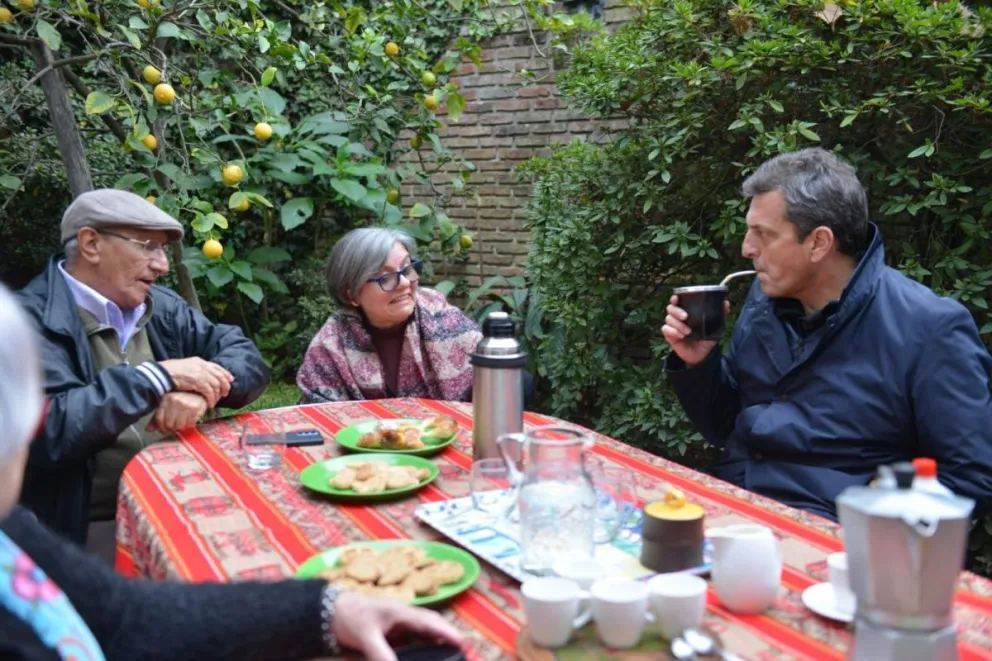 Massa compartió mates con jubilados en Vicente López