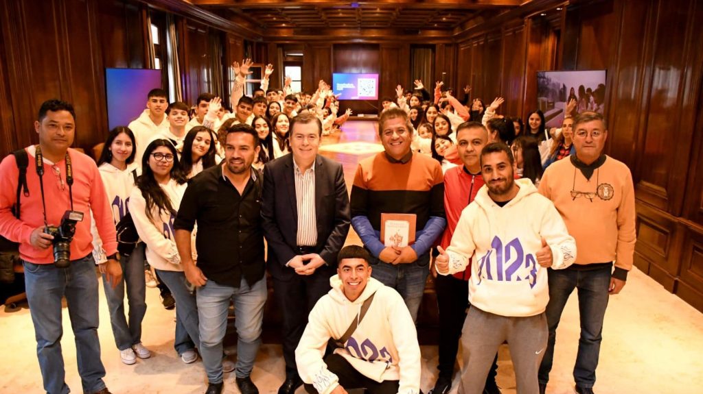 El Gobernador Zamora recibió la visita de alumnos de Colonia Dora