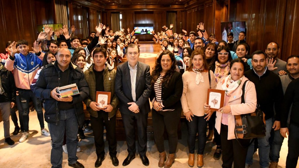 El Gobernador recibió a estudiantes de Zonas Rurales de los Departamentos Banda, Robles y Figueroa