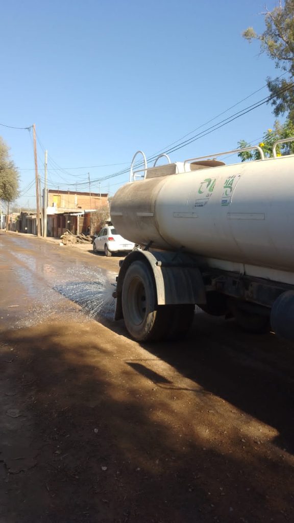 El municipio intensificó los trabajos de riego de calles en La Banda 
