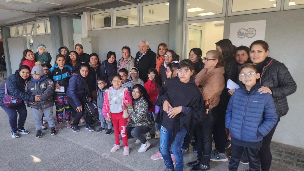 Salud entregó anteojos a niños y niñas de Villa Río Hondo, Forres, Robles y Capital