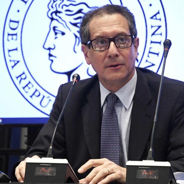 El Central modificó la administración del tipo de cambio y subió la tasa de plazos fijos