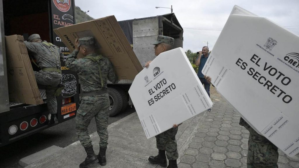 Ecuador vota presidente en medio de violencia y con pronóstico de balotaje