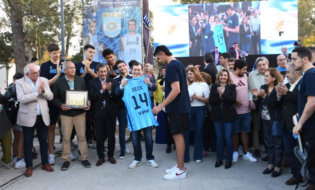 Zamora participó de la inauguración de la Plaza del Bicentenario con glorias del básquet santiagueño