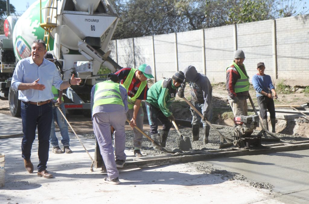 El municipio continúa ejecutando obras de pavimentación en La Banda