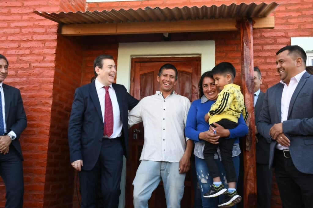 Zamora inauguró dos establecimientos educativos y entregó viviendas sociales en el Dpto. Figueroa