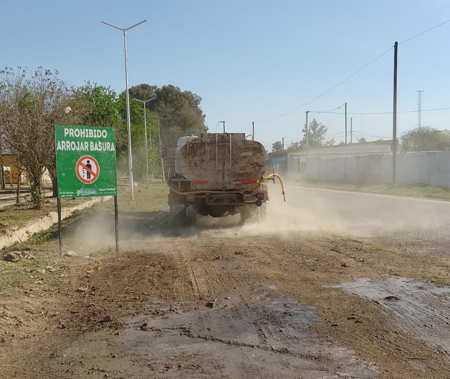 La comuna intensifica los trabajos de riego de calles en la ciuda