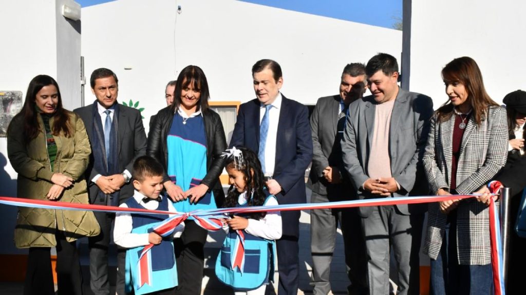 Zamora inauguró en Laprida el nuevo edificio del Jardín N° 38 y entregó viviendas sociales a 12 familias