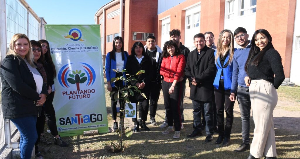 Exitosa jornada de concientización con la plantación de 30 árboles en la Escuela Técnica Nº 11
