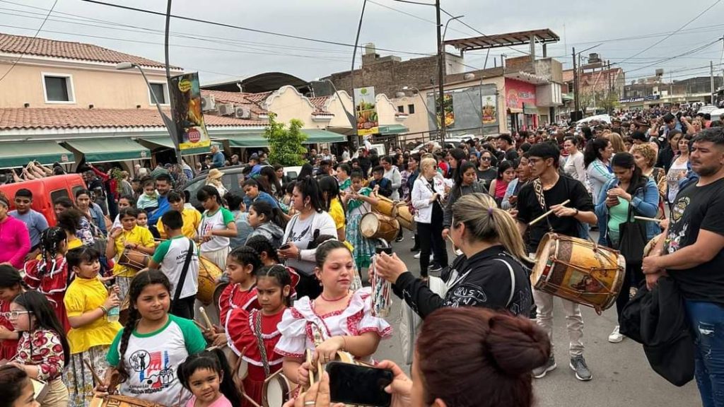 Multitudinaria Marcha de los Bombos en Termas