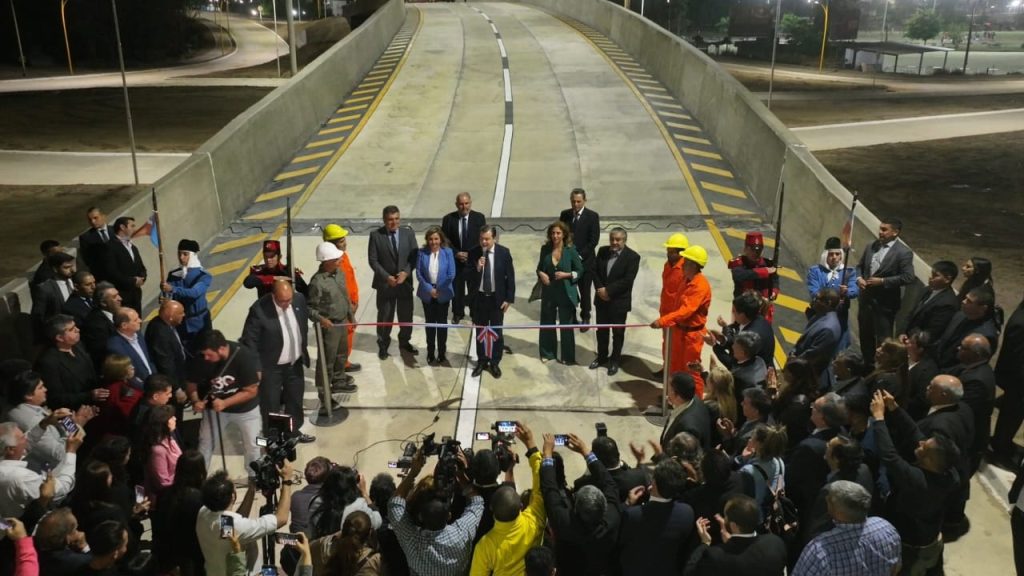 El mandatario provincial inauguró la primera etapa de la obra del viaducto de Av. Alsina y Costanera