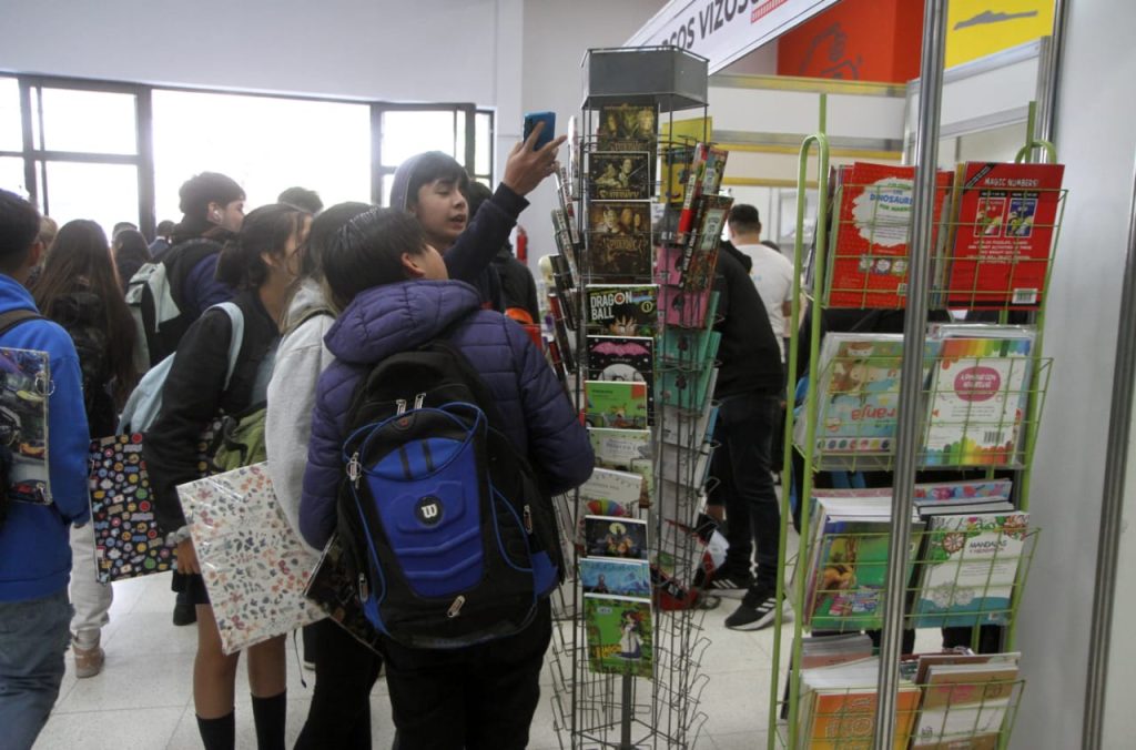 Alumnos del nivel secundario participaron en una charla sobre ESI en la Feria del Libro Municipal de La Banda