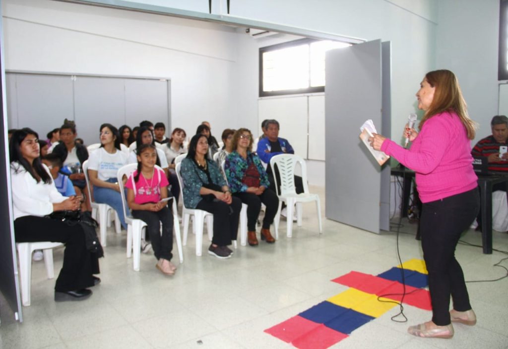 Margarita Paz presentó “Juegos del Folklore” en la Feria del Libro Municipal de La Banda