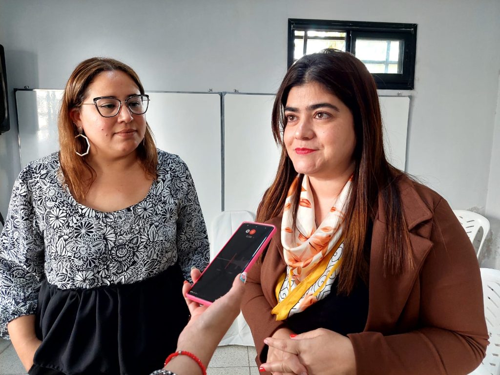 Integrantes de la licenciatura de historia disertaron sobre «Las mujeres en el ejército de Los Andes”