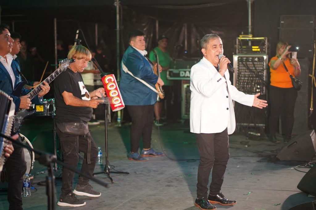 Huguito Flores volvió a cantar en el escenario «Domingo Bravo»