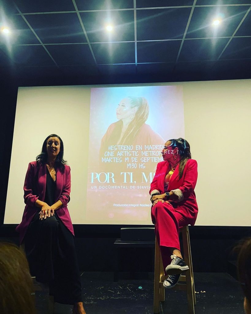 A sala llena se estrenó en España el documental santiagueño «Por ti, Madre»