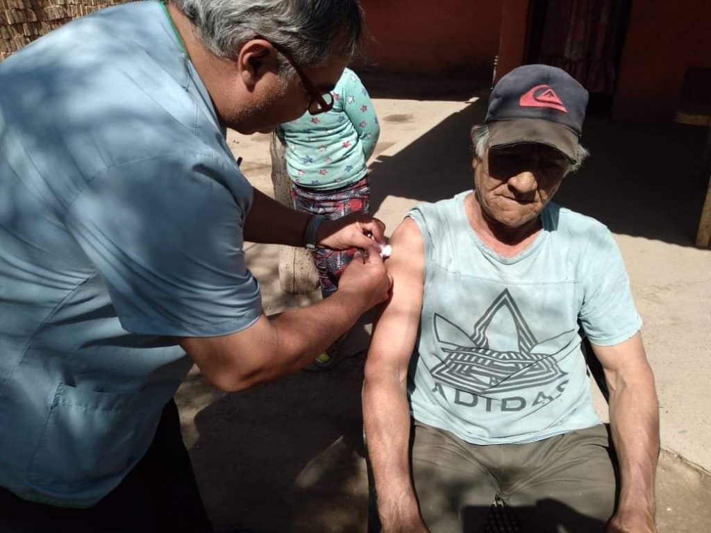 El municipio continúa con los operativos de vacunación en instituciones y barrios de la ciudad
