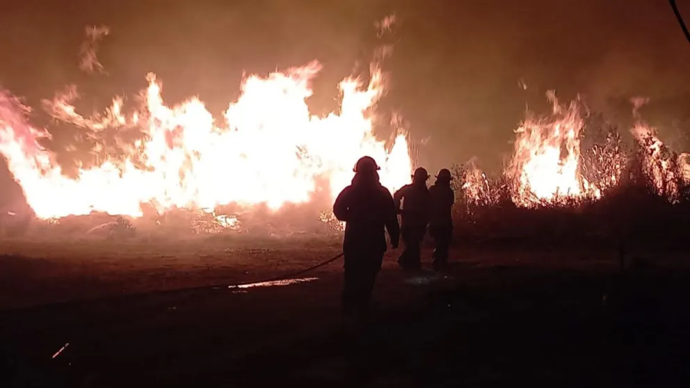 Bomberos combaten incendio en La Banda