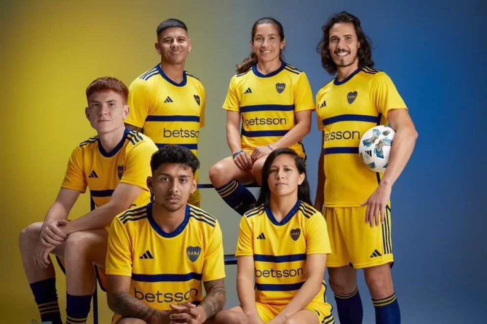 Boca Juniors presentó la nueva camiseta que estrenará en Santiago