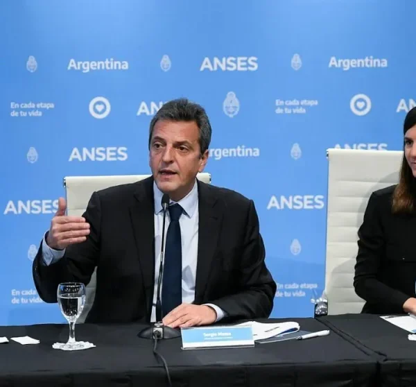 En campaña, Sergio Massa anuncia medidas para los trabajadores informales