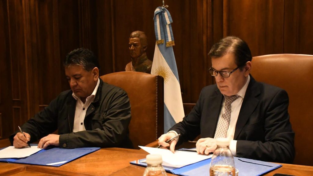 El gobernador firmó un convenio con la Unión Argentina de Trabajadores Rurales y Estibadores