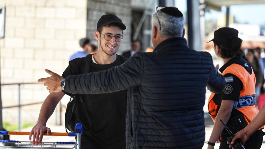 Llegó al país el tercer vuelo de Aerolíneas con argentinos repatriados de Israel