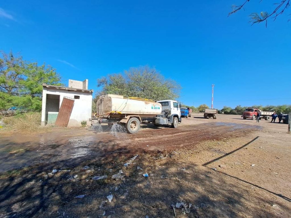 El municipio intensificó los trabajos de riego de calles en la ciudad de La Banda 
