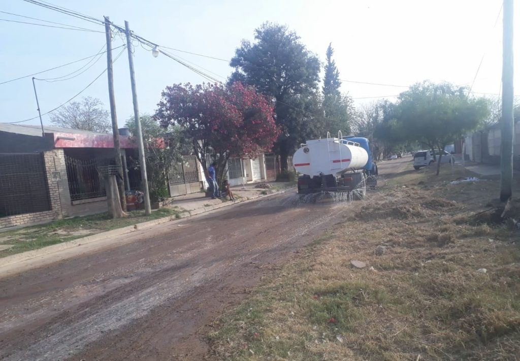 El municipio desarrolla un extenso cronograma de riego en los barrios de la ciudad