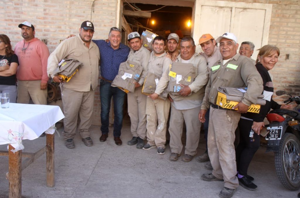 El intendente Roger Nediani hizo entrega de uniformes al personal del obrador Dorrego