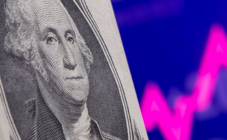 El dólar «blue» subió $65 en un día y perforó el techo de los $1.000