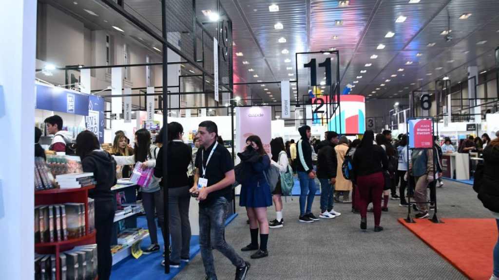 Exitosa apertura de la Feria del Libro con gran afluencia del público