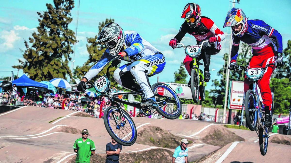 La pista provincial de Santiago del Estero recibe a delegaciones de diez provincias para disputar las fechas seis y siete del certamen que otorga puntos para el ranking internacional