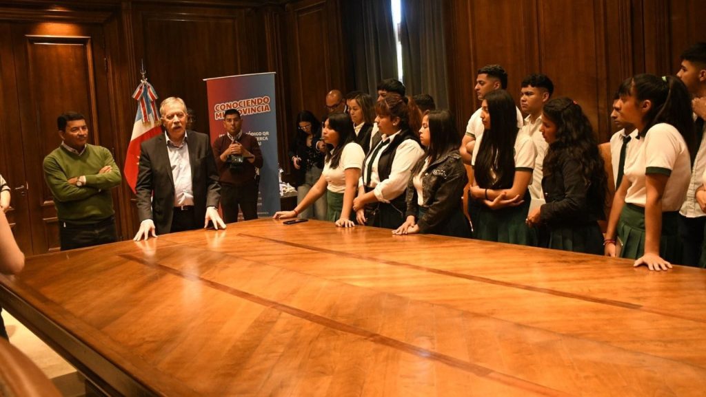 Alumnos de La Banda, Pellegrini y Jiménez visitaron Casa de Gobierno