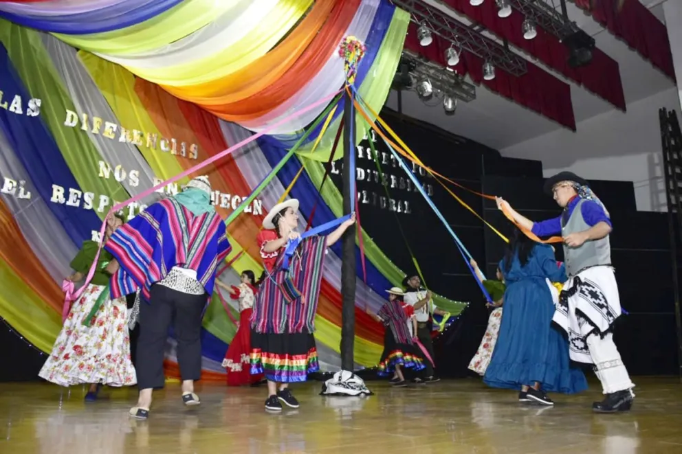 Colorido festejo por el Día del Respeto a la Diversidad Cultural en Frías