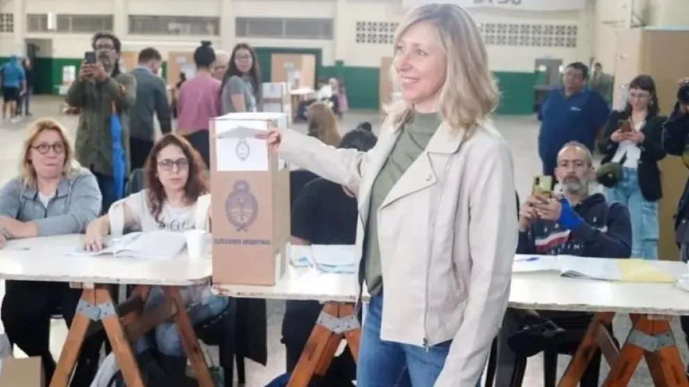 Myriam Bregman fue la primera de los cinco candidatos en votar