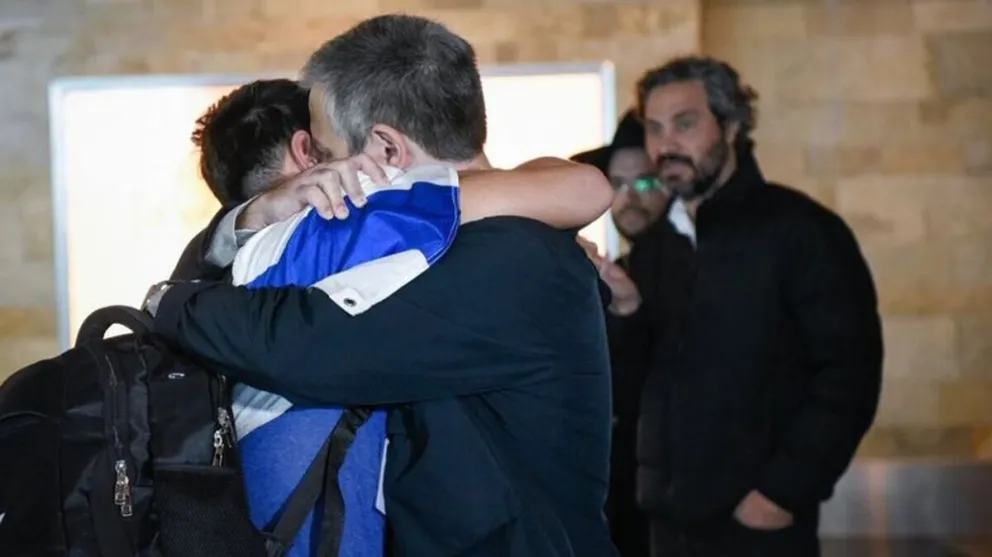 Así fue el emotivo reencuentro de los argentinos repatriados de Israel con sus familias en Ezeiza