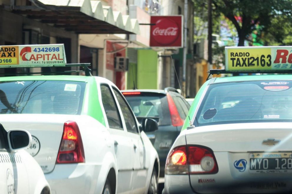 Recordaron que taxis y radio taxis son los únicos autorizados para el servicio de autos de alquiler