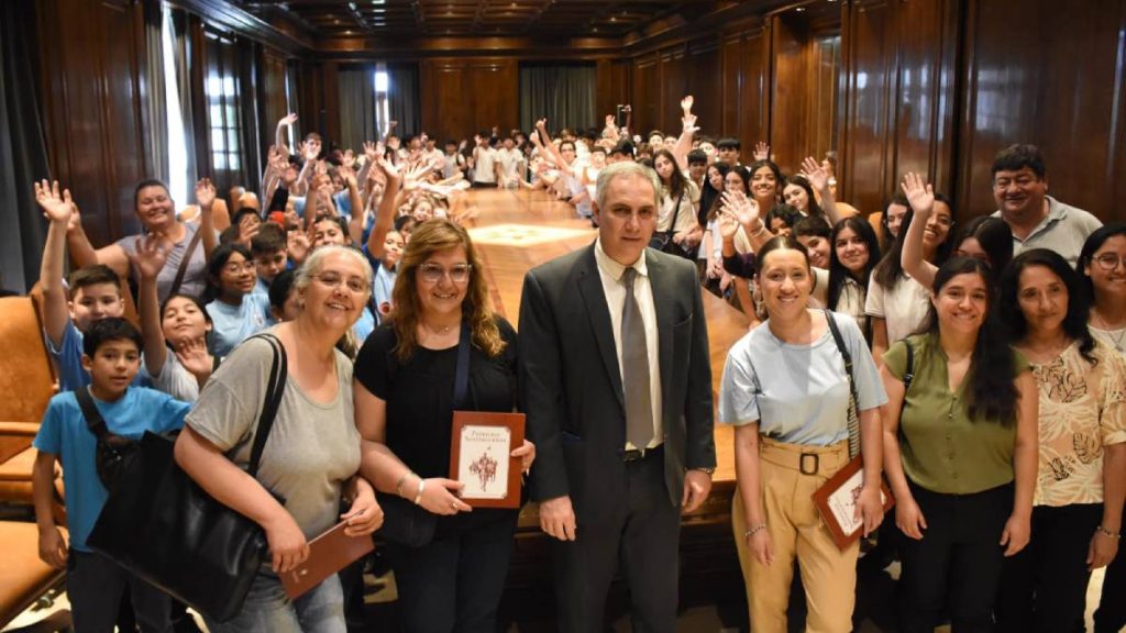 Alumnos de Ojo de Agua y Capital visitaron Casa de Gobierno