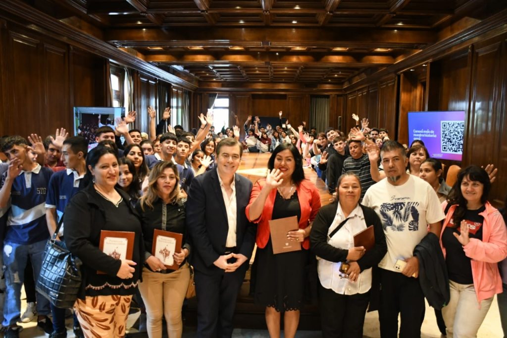 Alumnos de Frías, Lavalle y Villa Río Hondo fueron recibidos por el Gobernador Zamora