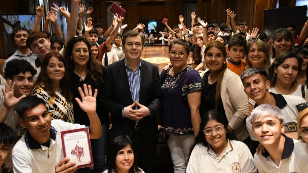 Alumnos de cinco departamentos fueron recibidos por el gobernador Zamora